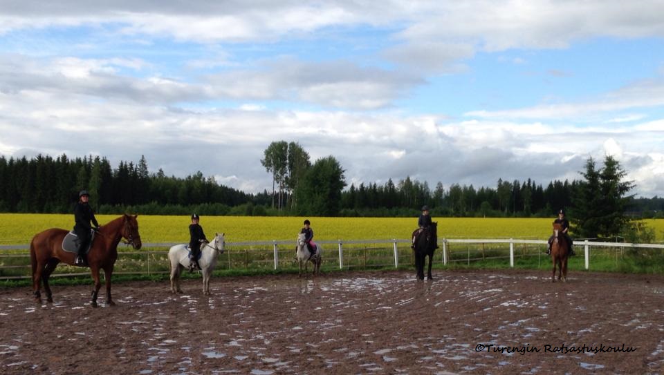 Ratsastustunti ulkokentällä